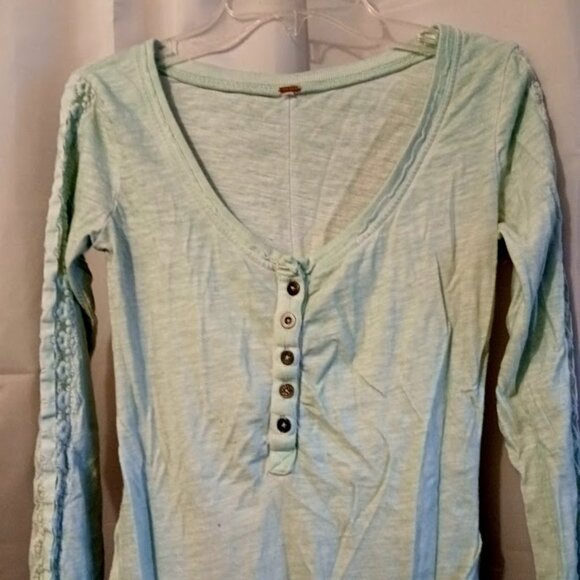 FREE PEOPLE Shell Lace Henley T-shirt Top XS Blue Scoop neck blouse Boho Long Sl - Picture 3 of 9